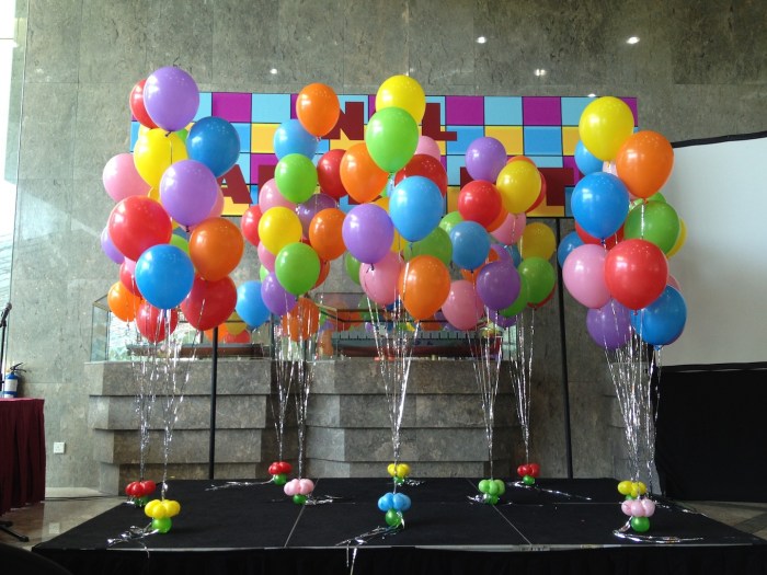 How to make balloon decoration on wall