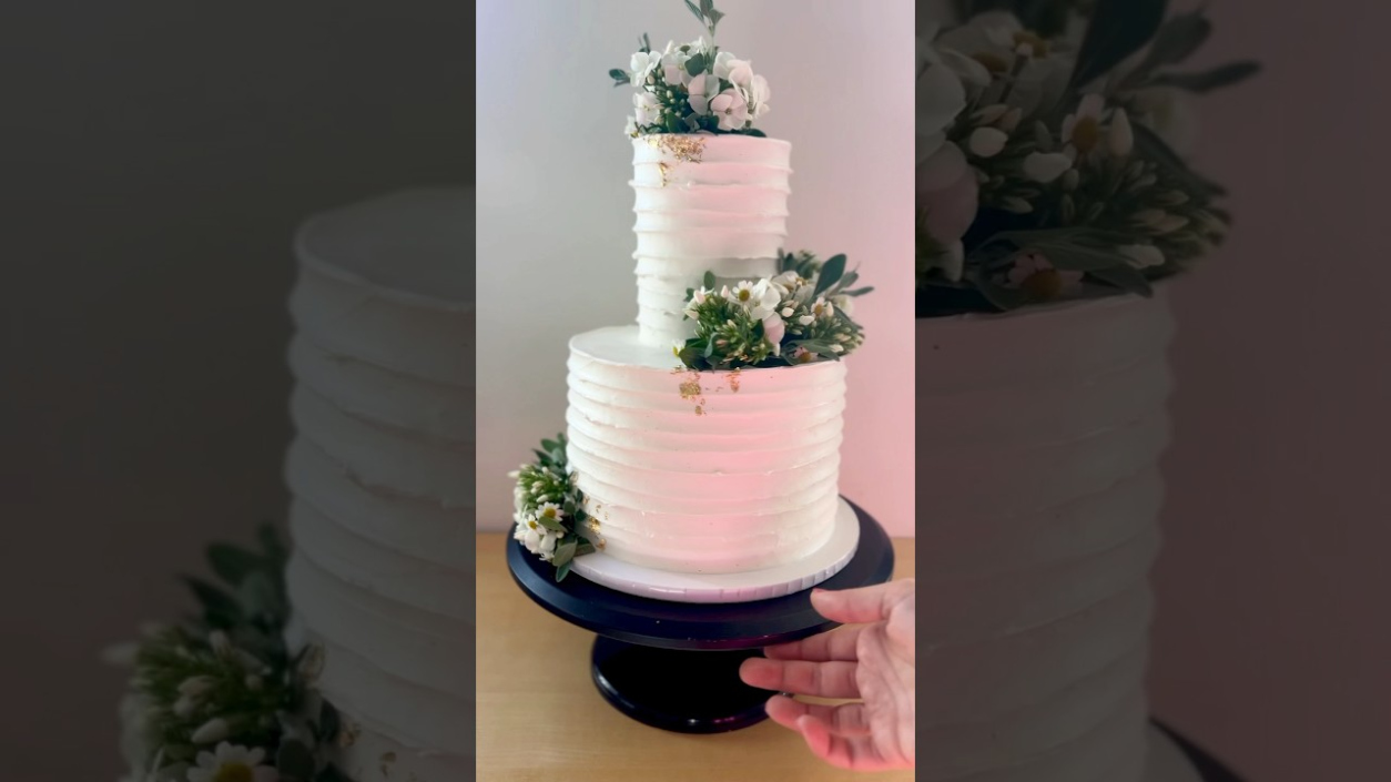 Decorate this wedding cake with me 🌿🤍 #wedding #weddingcake  #cakedecorating #cake